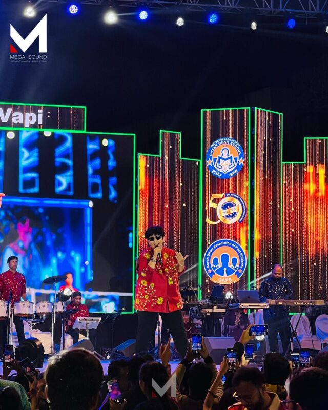 #throwback - Revisiting the magic of melodies and vibrant energy with the legendary Falguni Pathak (@falgunipathak12) in Vapi, Gujarat! Proudly powered by Mega Sound India - where every beat resonates with passion! 
.
.
Event By: @dezzlingdesigners 
.
.
#FalguniPathak #Concert #MegaSoundIndia #lacoustics